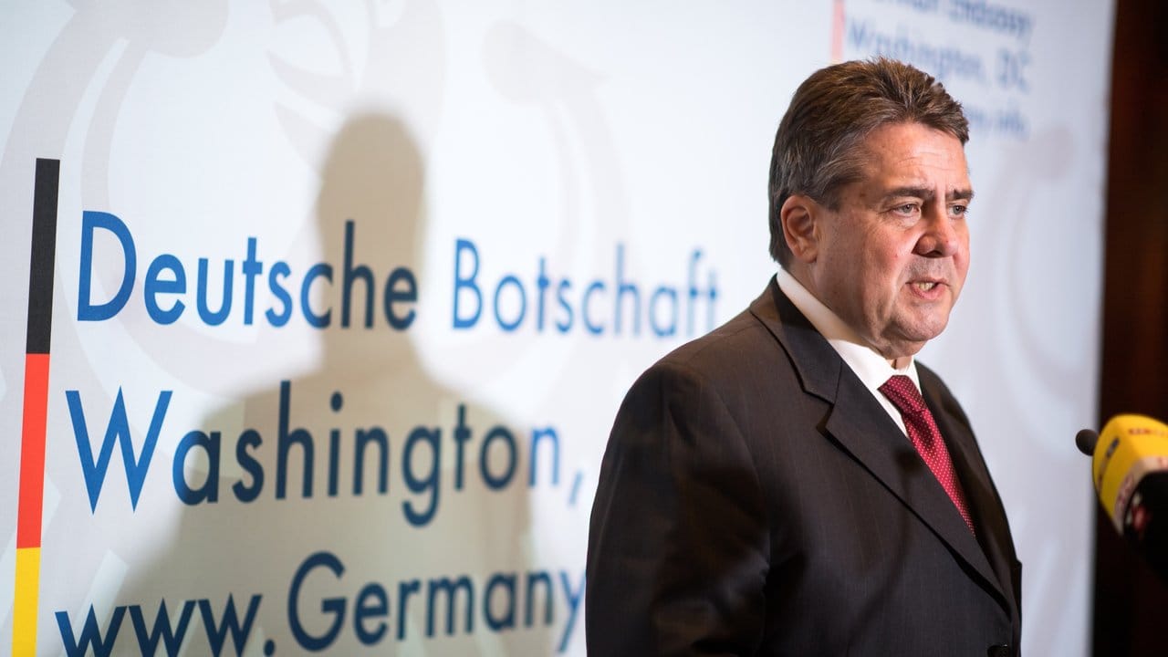 Bundesaußenminister Gabriel bei einer Pressekonferenz in der Residenz des deutschen Botschafters in Washington.