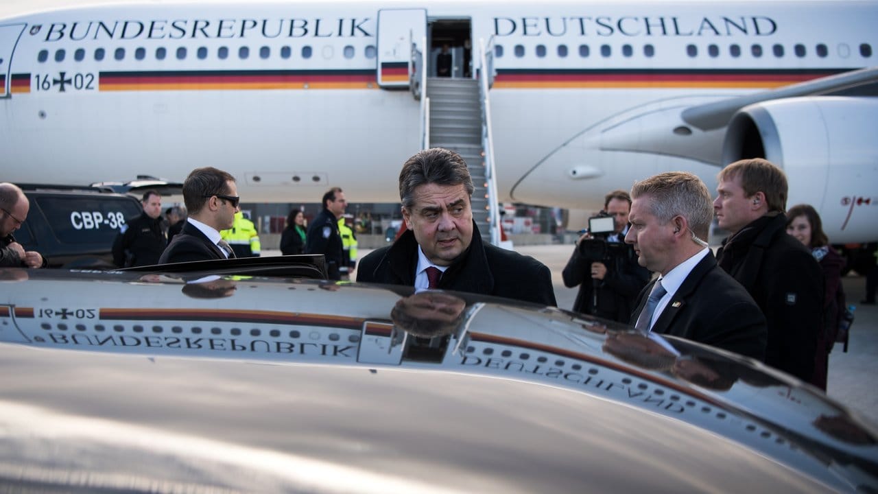 BuAaußenminister Sigmar Gabriel bei der Ankunft auf dem Flughafen in Washington.