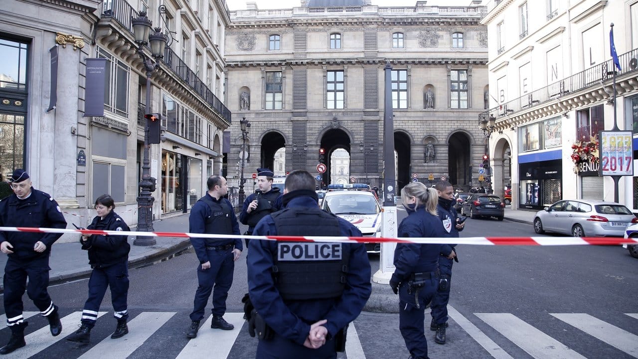 Polizeibeamte sichern einen Straßenzug nahe dem Louvre in Paris.