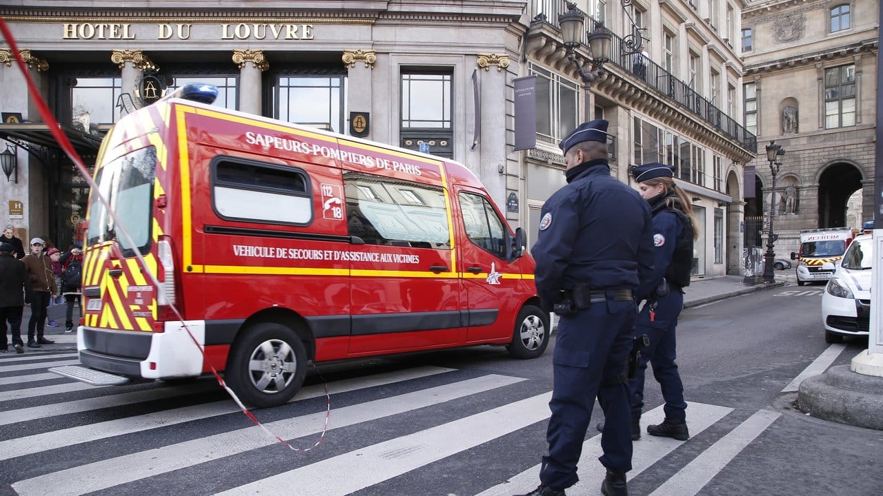 Ein Rettungswagen fährt vor dem "Hotel Du Louvre" in den Sperrbereich nahe des Louvre Museum in Paris.