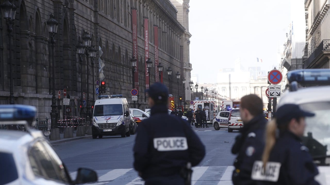 Polizeibeamte nahe dem Louvre in Paris: Ein Soldat hatte hier auf einen Mann geschossen, der ihn mit einer Machete angreifen wollte.