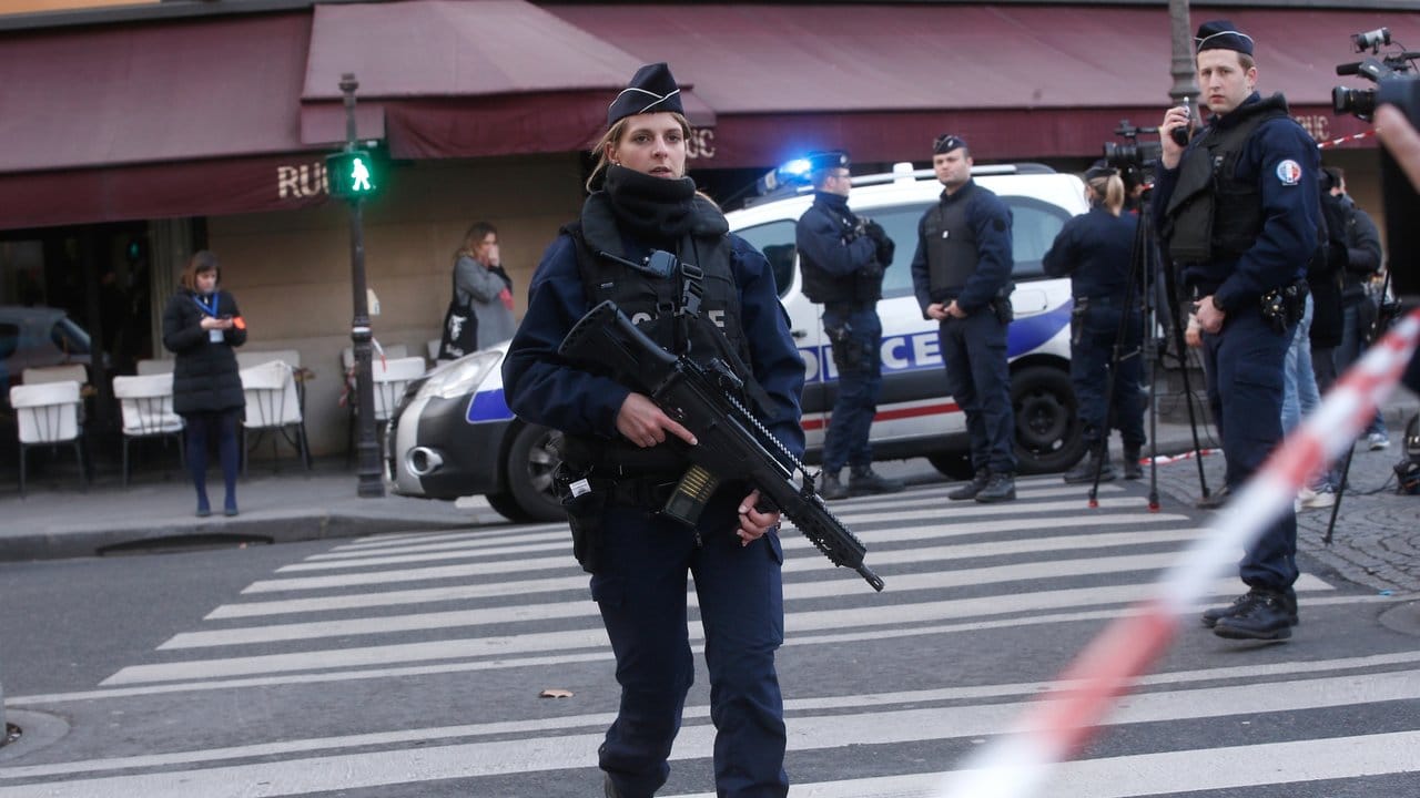 Mit Maschinengewehren bewaffnete Polizisten sichern nach der Attacke das Gebiet um den Pariser Louvre.