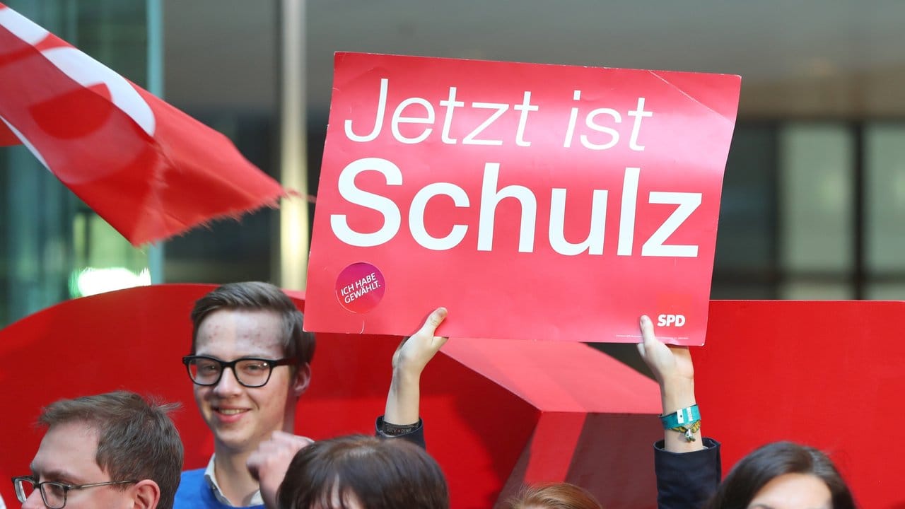 Begeisterung in einer gebeutelten Partei: SPD-Anhängerin mit einem "Jetzt ist Schulz"-Plakat.