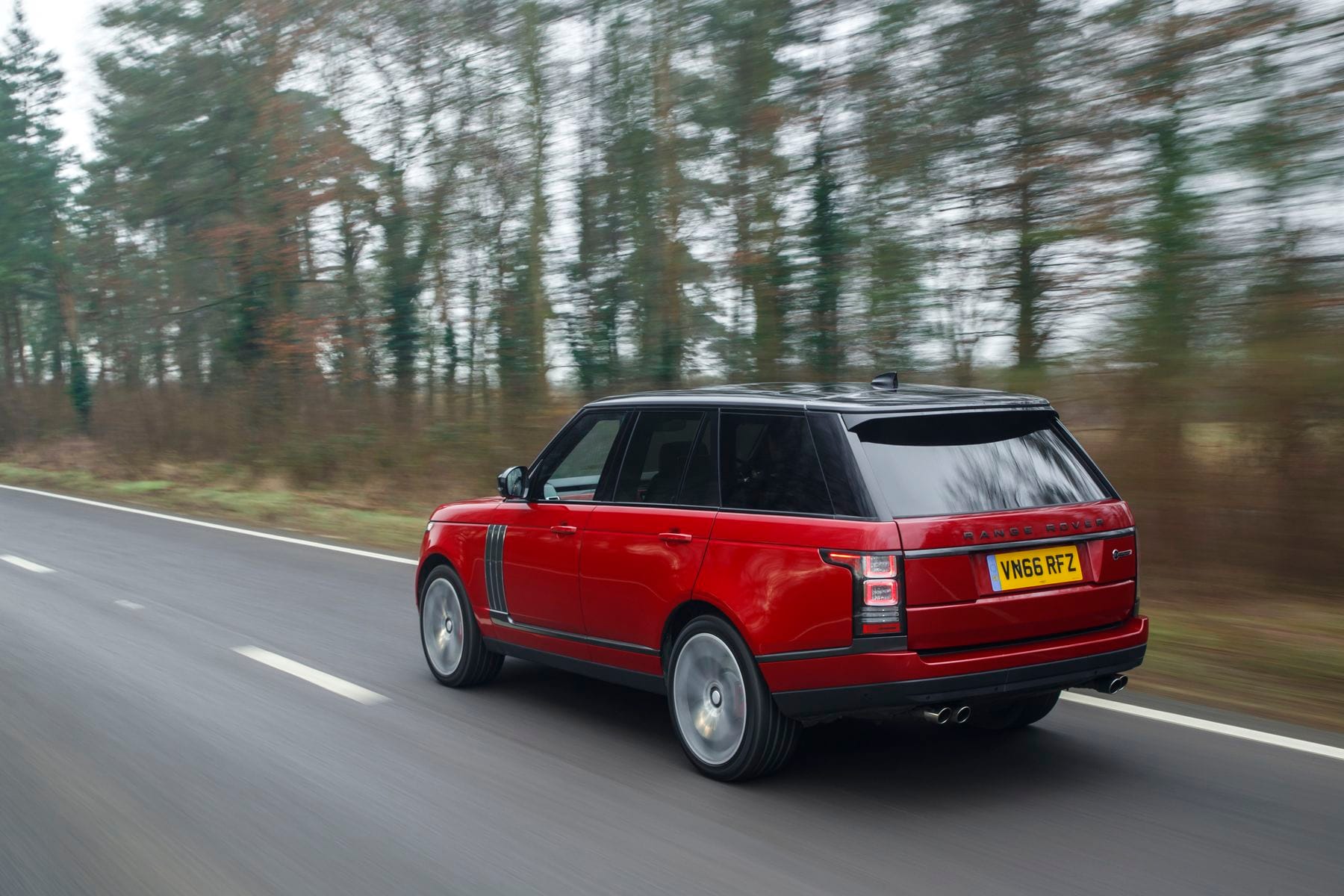 Der Range Rover Autobiography Dynamic stellt mit seinen vier glanzpolierten Auspuffendrohren seine Potenz ostentativ zur Schau.