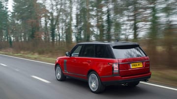 Der Range Rover Autobiography Dynamic stellt mit seinen vier glanzpolierten Auspuffendrohren seine Potenz ostentativ zur Schau.