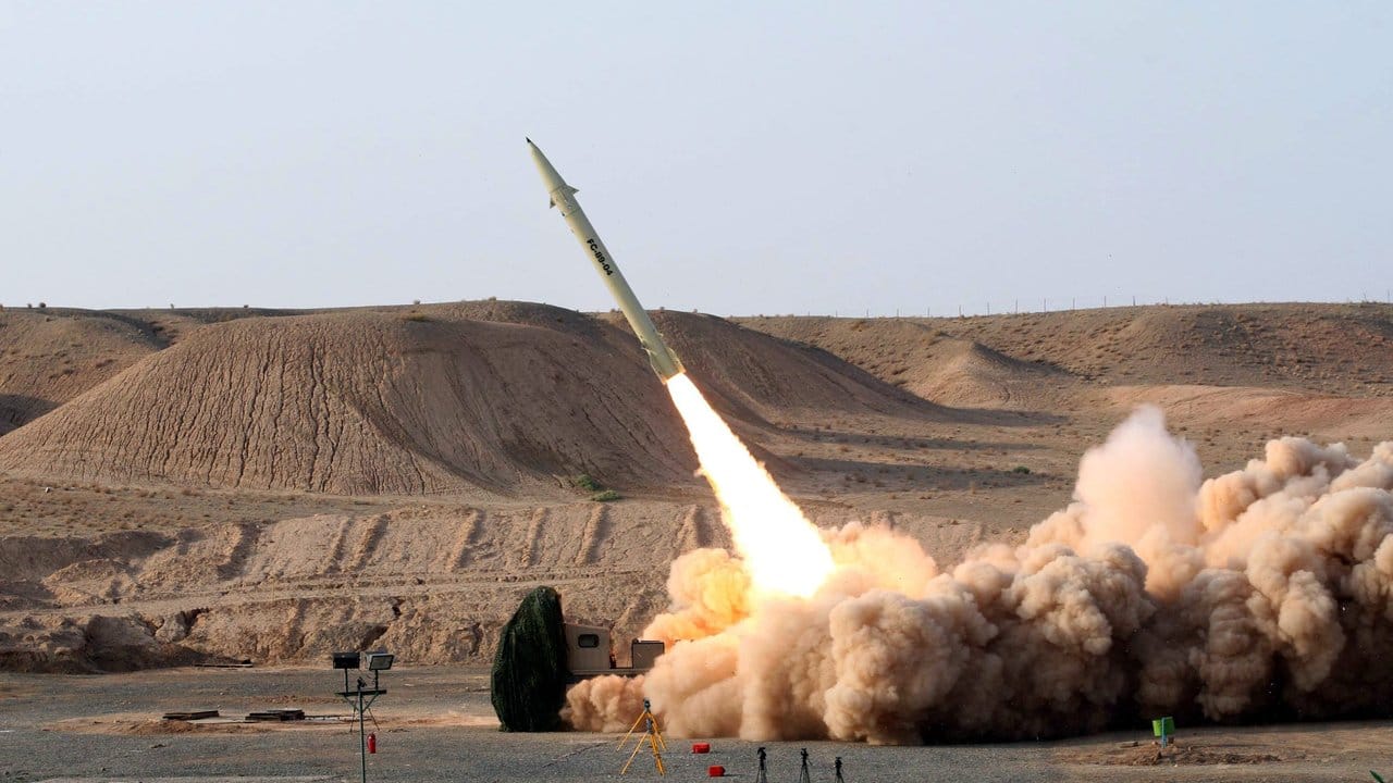Start einer iranischen Fateh-Kurzstreckenrakete: US-Präsident Trump droht mit harten Gegenmaßnahmen.