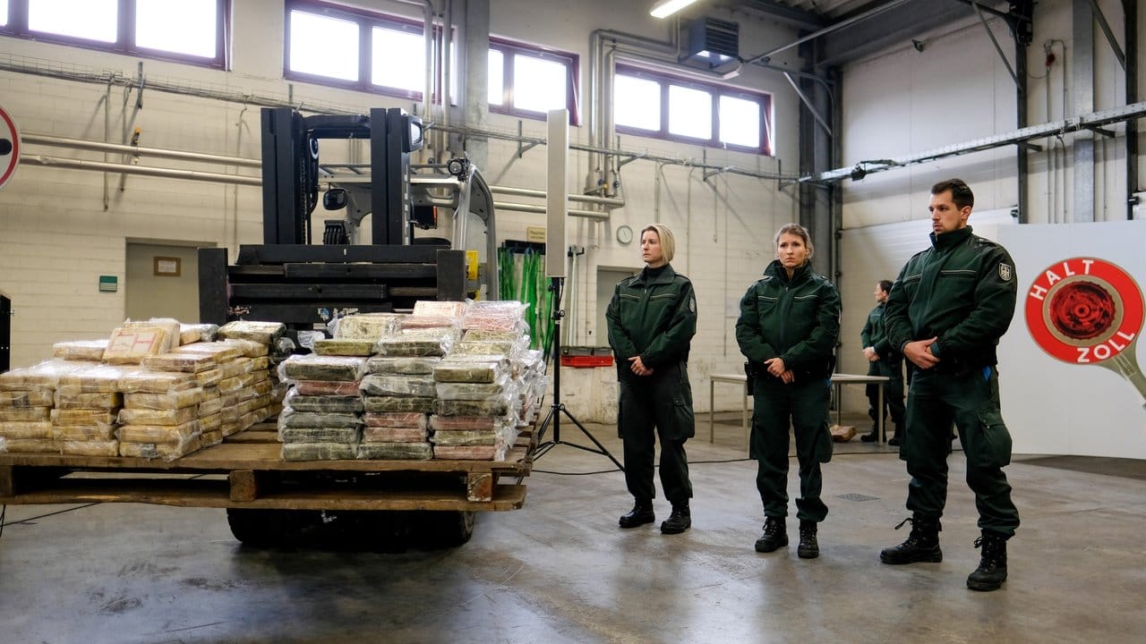 Mit einem Gabelstapler haben Zollfahnder die größte je in Deutschland beschlagnahmte Menge Kokain - 717 Kilo - zum Pressetermin geschafft.