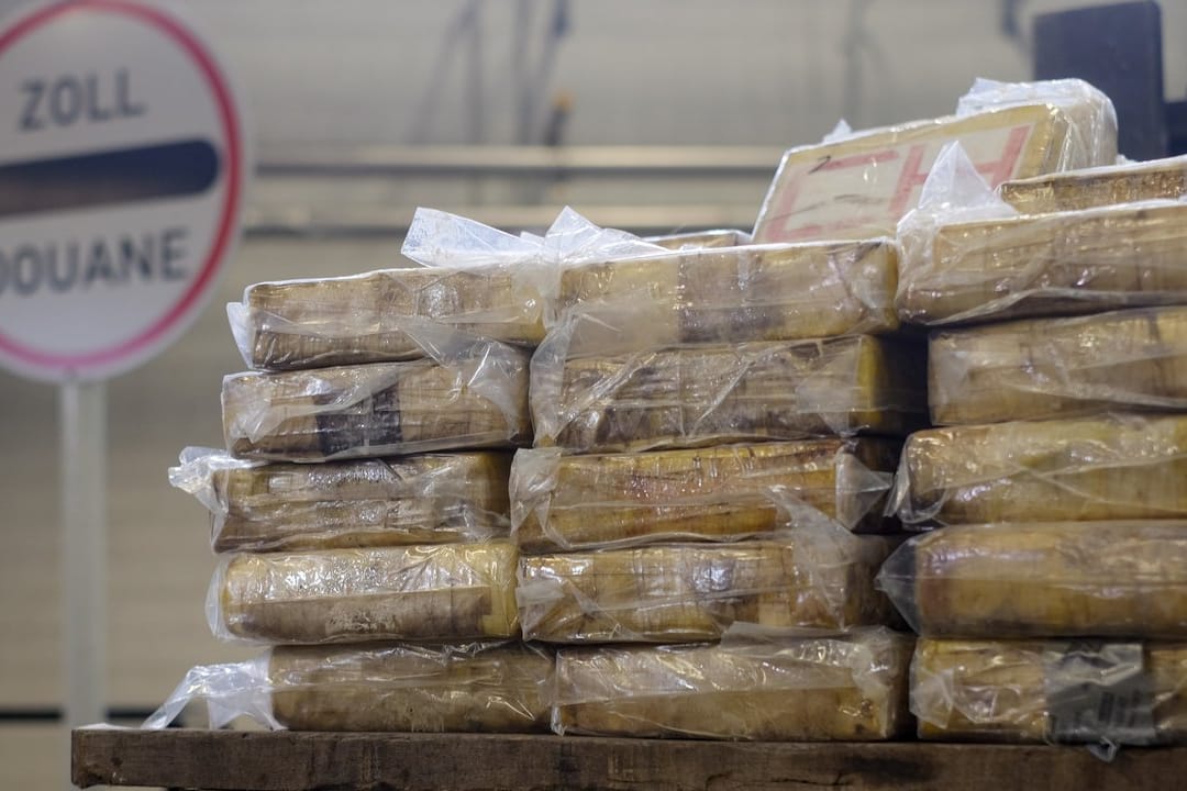Eine Menge Stoff: Päckchen mit Kokain lagern am in Hamburg bei der Zollbehörde. Eine Menge Stoff: Päckchen mit Kokain lagern am in Hamburg bei der Zollbehörde.
