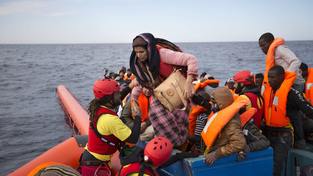 Flüchtlinge werden 34 Kilometer nördlich der libyschen Stadt Sabratha aus einem Schlauchboot gerettet.