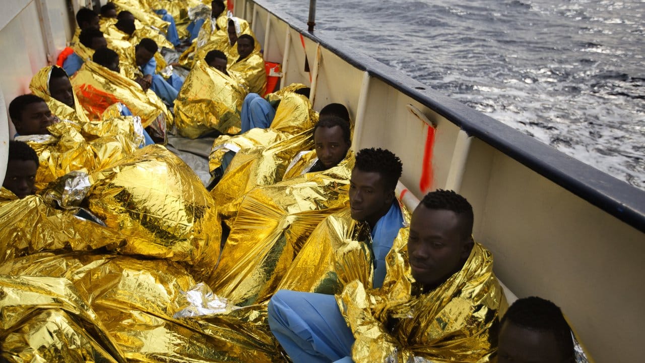 Flüchtlinge ruhen sich an Deck des Rettungsbootes "Golfo Azzurro" aus, nachdem sie vor der libyschen Küste gerettet wurden.