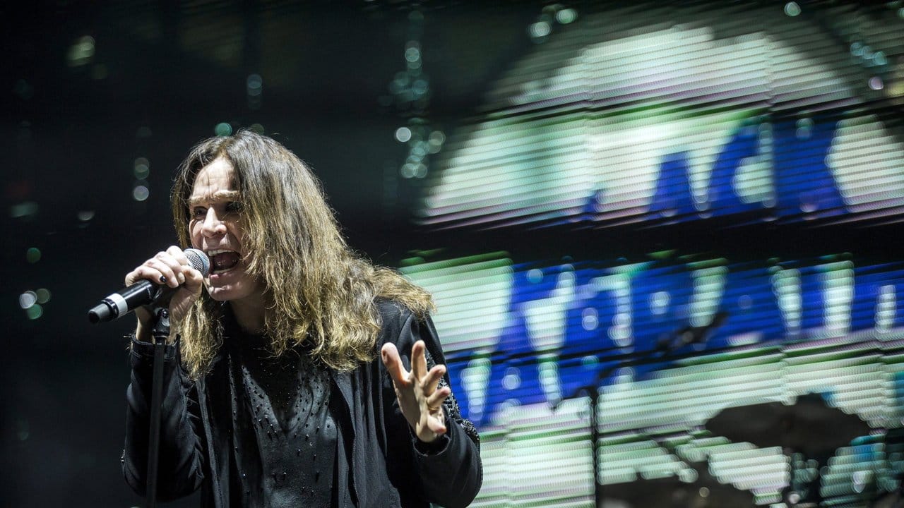 Sänger Ozzy Osbourne mit seiner Band Black Sabbath 2016 in Budapest.