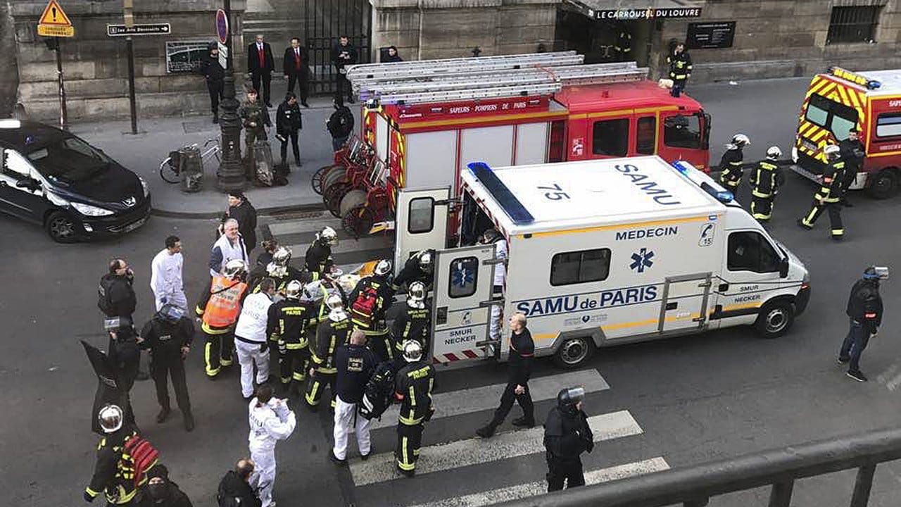 Eine verletzte Person wirdvor dem Einkaufszentrum "Carrousel du Louvre" in einem Krankenwagen abtransportiert.