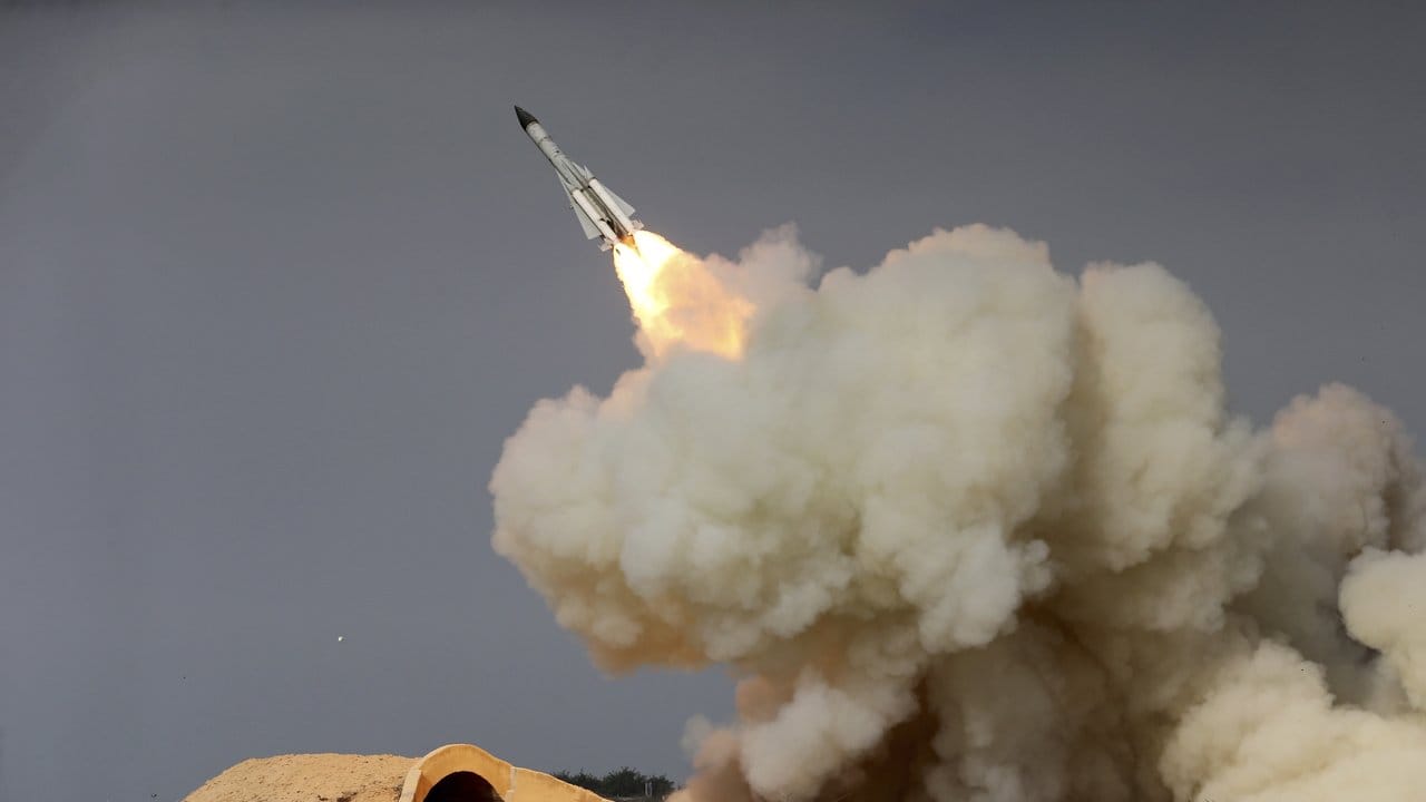 Abschuss einer Rakete vom Typ S 200 nahe Buschehr an der Nordküste des Persischen Golfs im Iran.