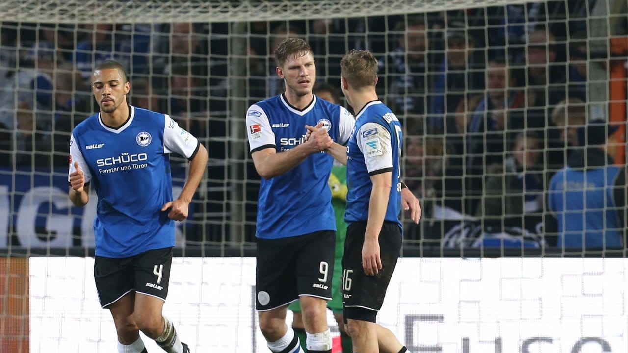 Der Bielefelder Torschütze Fabian Klos (M) feiert seinen Treffer zum 2:1 mit Malcolm Cacutalua und Sören Brandy (r).
