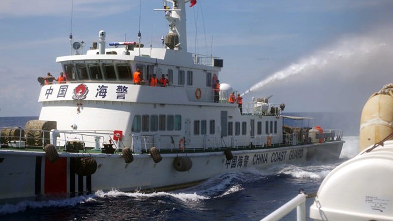 Ein Foto der vietnamesischen Küstenwache zeigt ein chinesisches Schiff, das Wasserkanonen gegen ein vietnamesisches Schiff einsetzt.