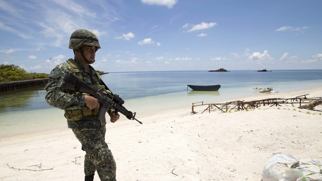 Ein philippinischer Soldat patrouilliert auf einer der umstrittenen Inseln im Südchinesischen Meer.