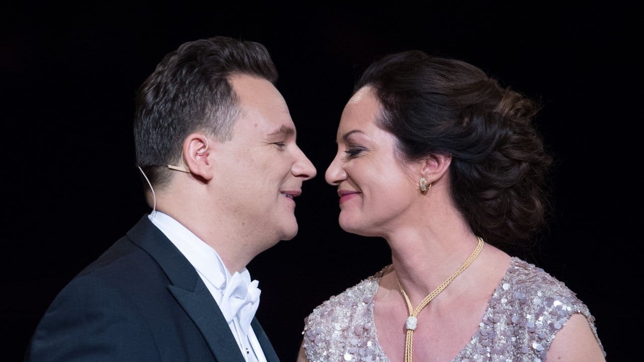 Von Angesicht zu Angesicht: Guido Maria Kretschmer und Natalia Wörner. Von Angesicht zu Angesicht: Guido Maria Kretschmer und Natalia Wörner.
