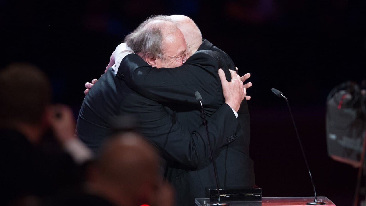Feste Umarmung: Klaus Maria Brandauer (l) und Rolf Hoppe. Feste Umarmung: Klaus Maria Brandauer (l) und Rolf Hoppe.