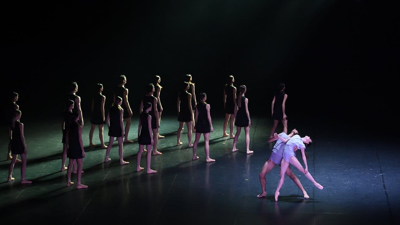 Elisa Badenes und Constantine Allen vom Stuttgarter Ballett tanzen zusammen mit Ensemblemitgliedern in dem Stück "Dark Glow" von der Choreographin Katarzyna Kozielska. Elisa Badenes und Constantine Allen vom Stuttgarter Ballett tanzen zusammen mit Ensemblemitgliedern in dem Stück "Dark Glow" von der Choreographin Katarzyna Kozielska.