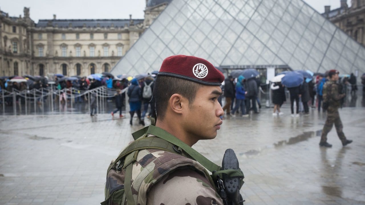 Wieder geöffnet: Ein Soldat patrouilliert nach dem Macheten-Angriff auf Soldaten beim Louvre vor dem Museum.