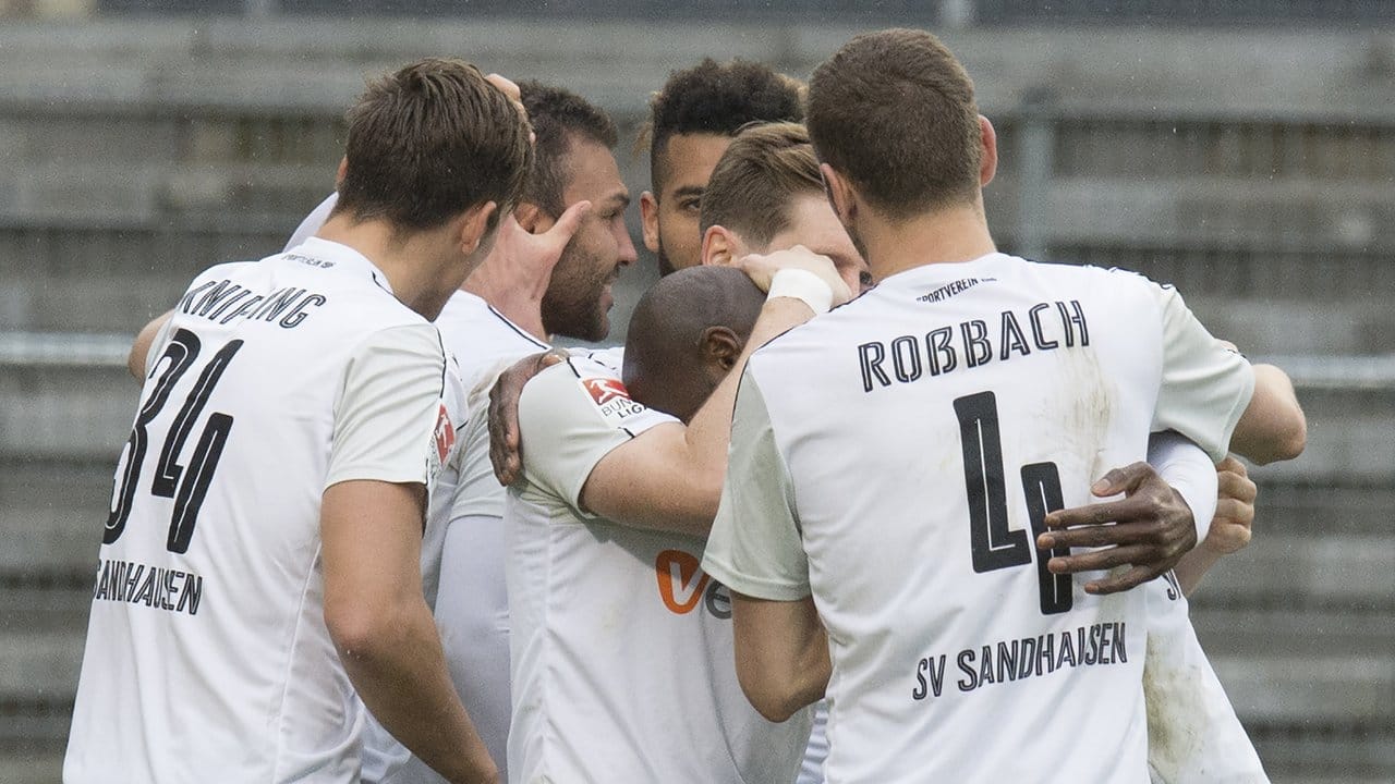 Die Spieler vom SV Sandhausen feiern den Treffer zur 1:0-Führung.