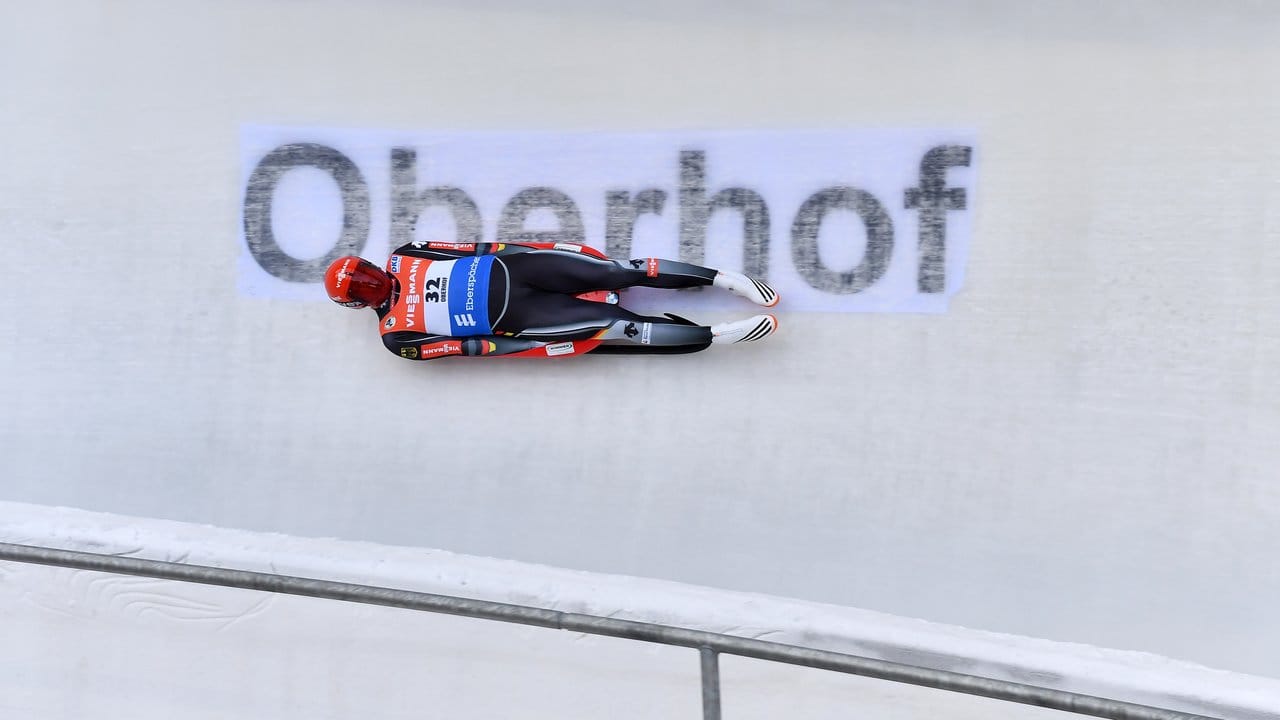 Felix Loch meldet sich mit einem Sieg beim Rodel-Weltcup in Oberhof zurück.
