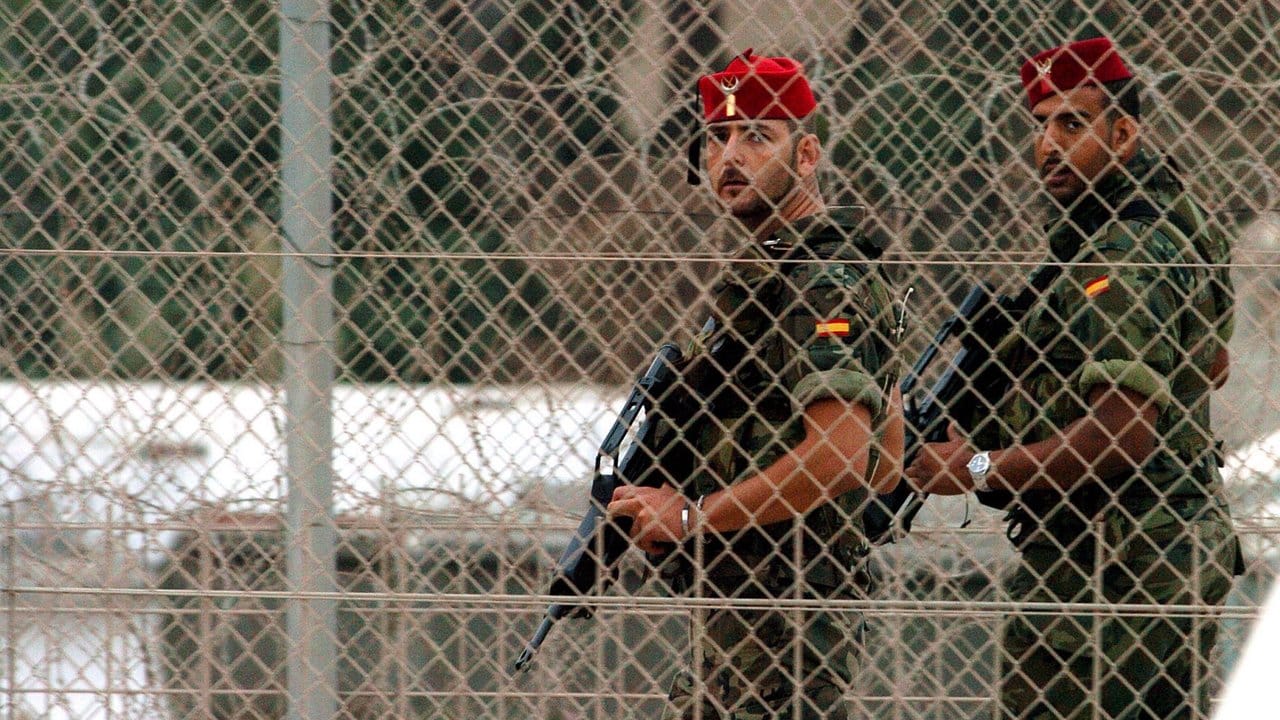 Spanische Sicherheitskräfte patrouillieren am Grenzzaun zwischen der spanischen Enklave Ceuta und Marokko.