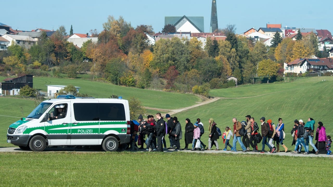 Oktober 2015: Flüchtlinge folgen in Wegscheid in Bayern einem Fahrzeug der Polizei.