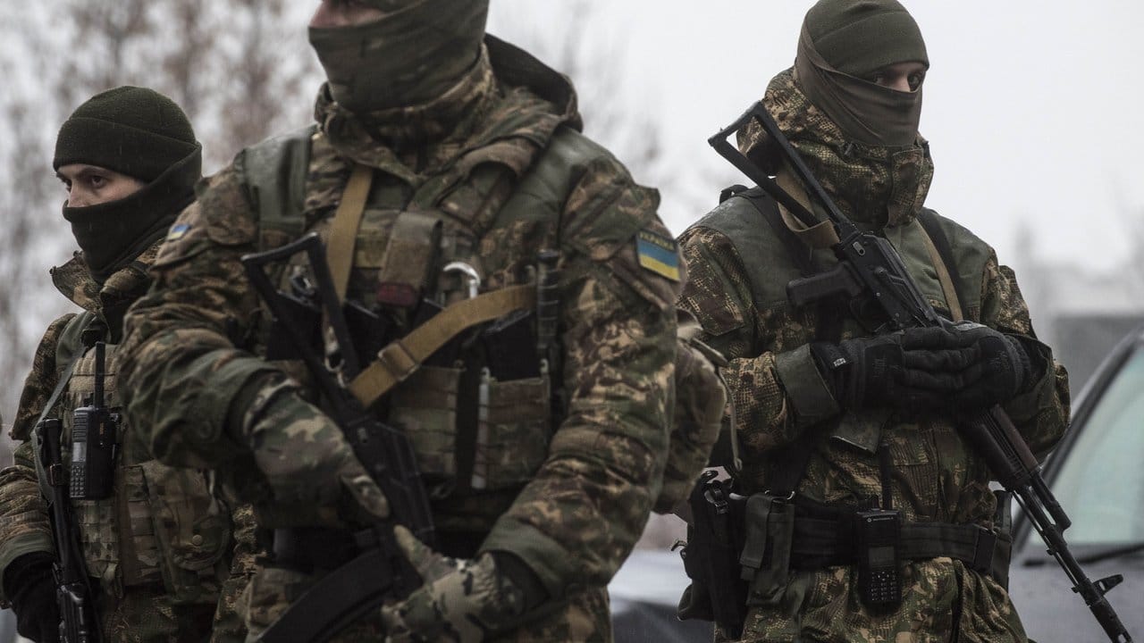 Ukrainische Soldaten patrouillieren an einem Stützpunkt für humanitäre Hilfe in Awdijiwka in der Ostukraine.