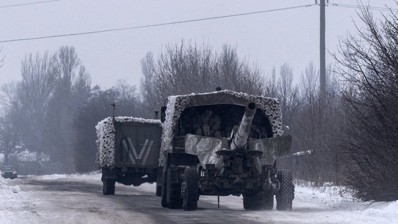 Aufmarsch in der Ostukraine: Ein ukrainischer Lastwagen mit einer Haubitze auf einer Straße bei Awdijiwka im Kriegsgebiet Donbass.