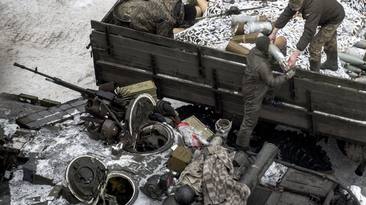 Ukrainische Soldaten laden in der Ostukraine Munition in einen Panzer.