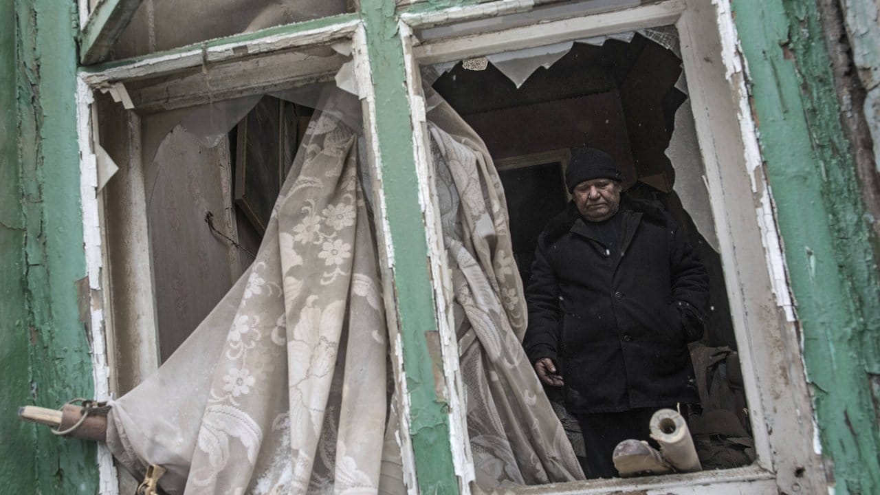 Das Leiden nimmt kein Ende: Ein Mann in seinem von Granaten zerschossenen Haus in Awdijiwka in der Ostukraine.