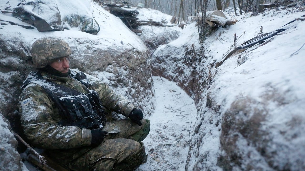 Kampfpause: Ein auf Seiten der ukrainischen Regierung kämpfender Soldat in einem Graben unweit von Lugansk.