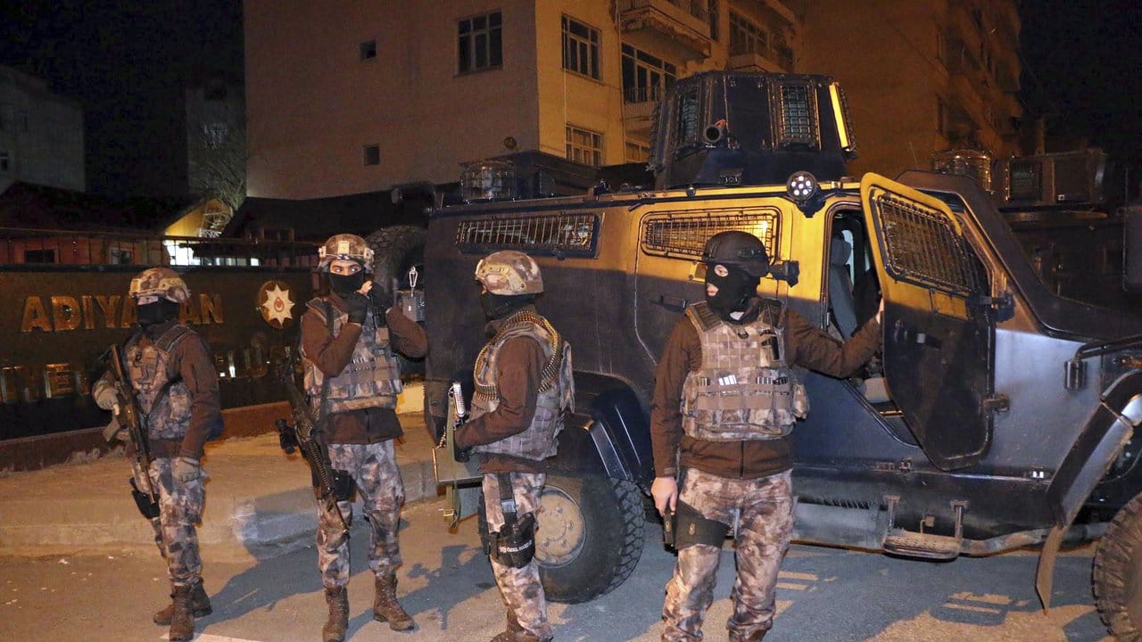 Insgesamt rund 400 Verdächtige hat die türkische Polizei während einer Razzia zur Ergreifung mutmaßlicher IS-Anhänger festgenommen.