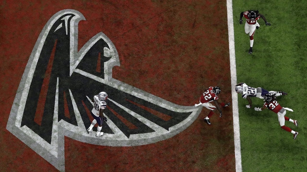 James White von den New England Patriots tauchte zu einem Touchdown in die Falcons-Endzone.