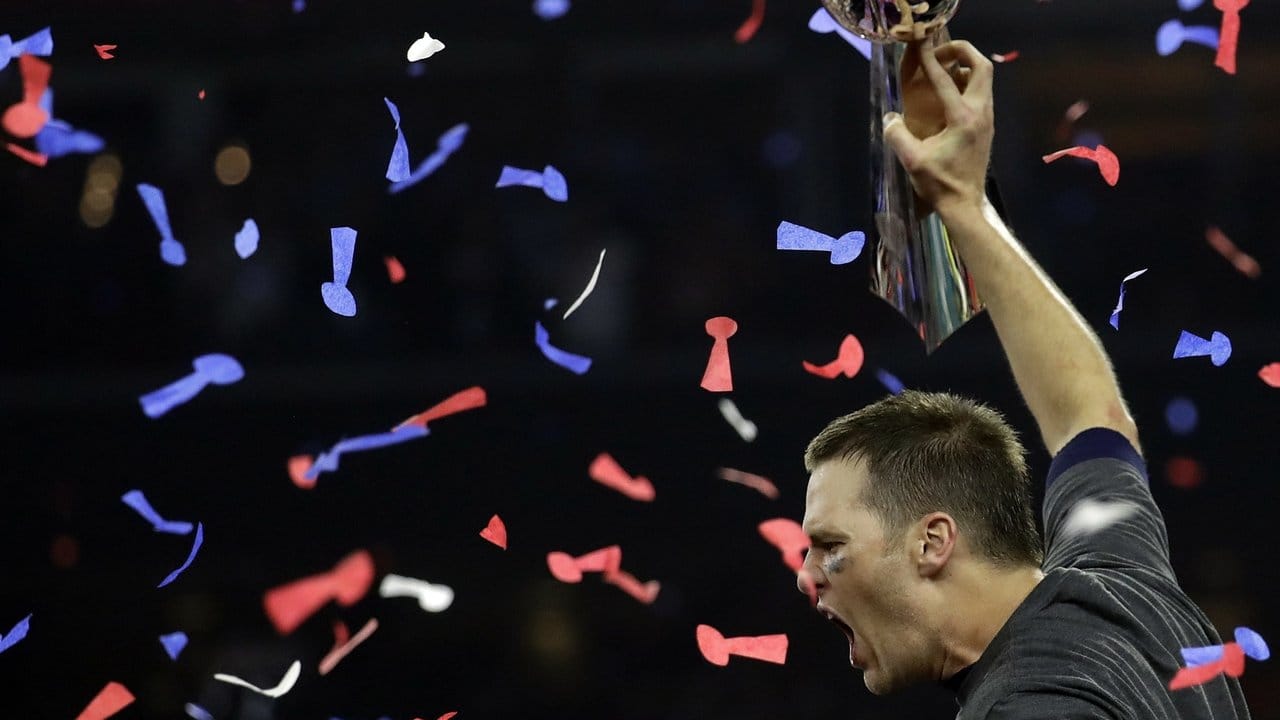 Tom Brady reckte nach dem Sieg die Vince-Lomdardi-Trophy in die Höhe.