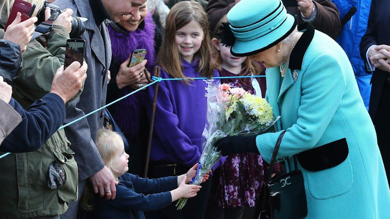 Nach einem Gottesdienstbesuch nimmt sich die Queen am 5. Februar 2017 noch Zeit für ihre Untertanen.