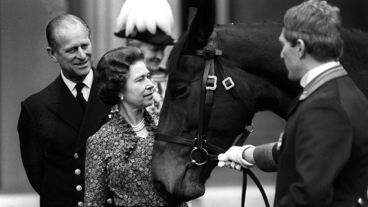 Die britische Königin ist als große Pferdefreundin bekannt (1982).