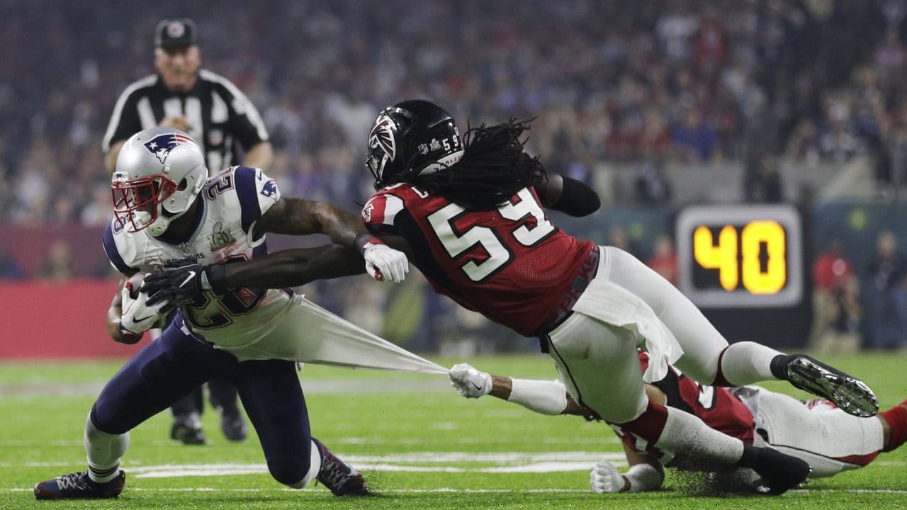 Die Verteidiger der Atlanta Falcons versuchen, James White (l) von den New England Patriots zu stoppen.
