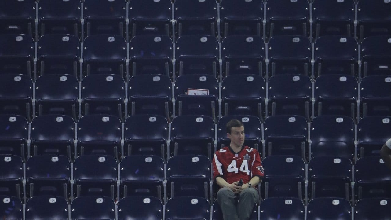 Große Leere: Ein Fan der Atlanta Falcons sitzt nach dem Spiel alleine auf der Tribüne.