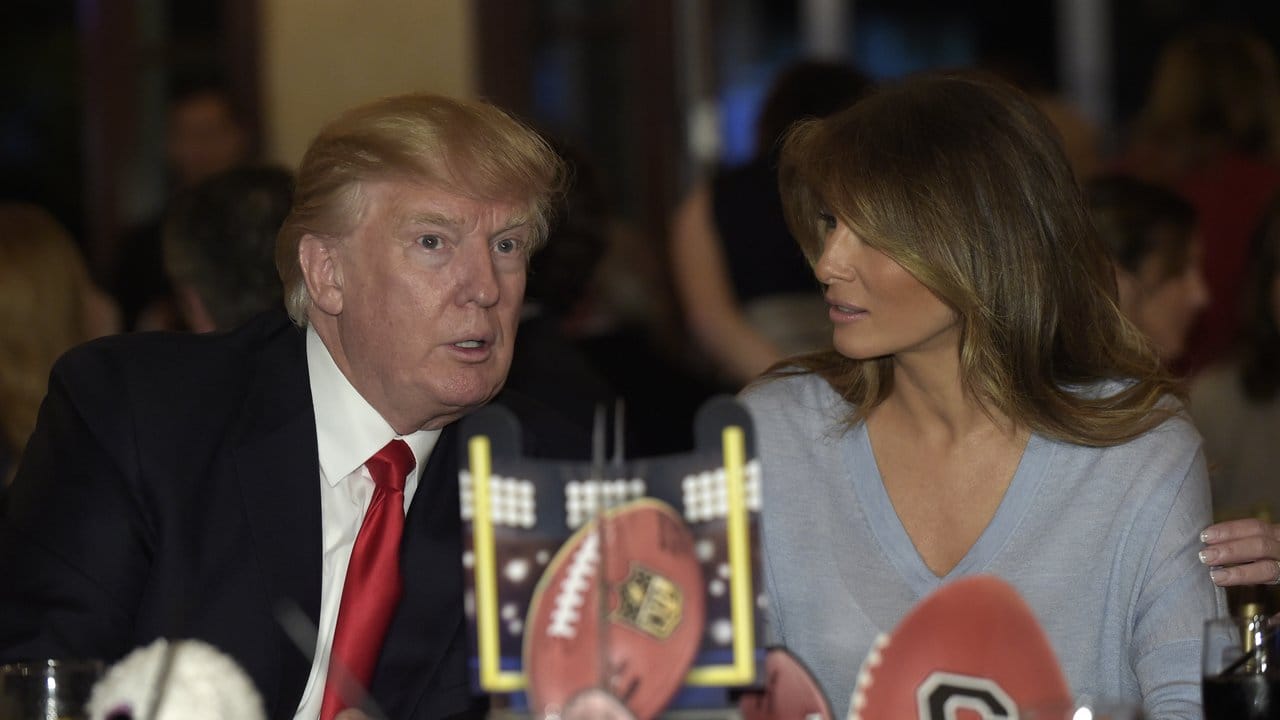 US-Präsident Donald Trump und seine Frau Melania schauten sich in West Palm Beach den Super Bowl an.
