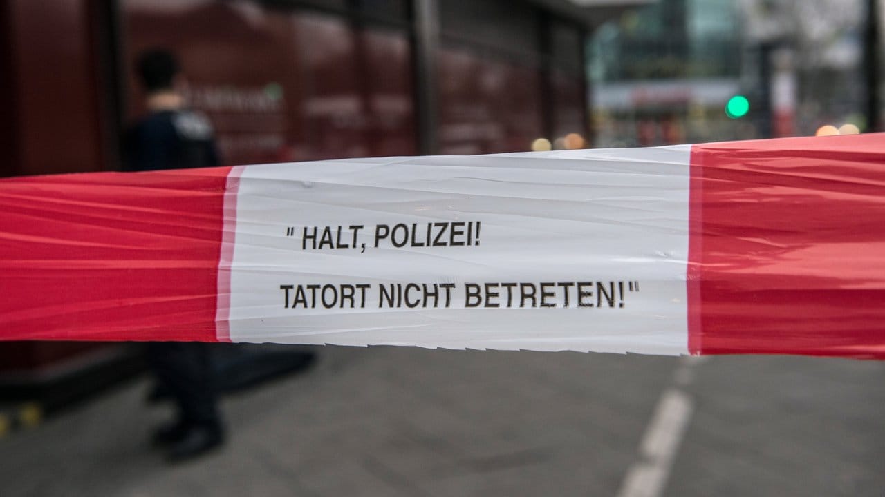 "Halt, Polizei! Tatort nicht betreten" steht auf dem Absperrband vor dem Saunaclub.