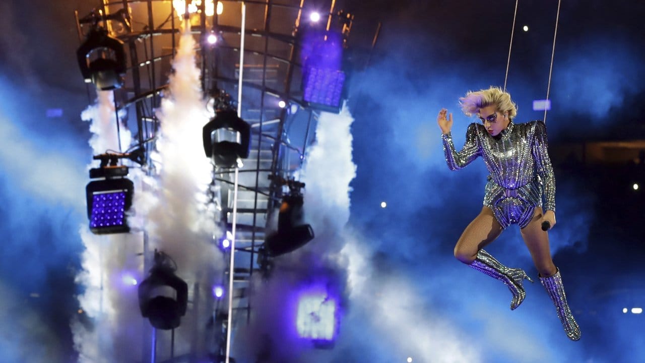 Lady Gaga schwebt auf die Bühne.