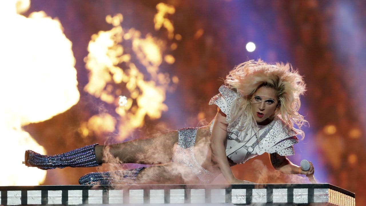 Lady Gaga lässt die Bühne qualmen.