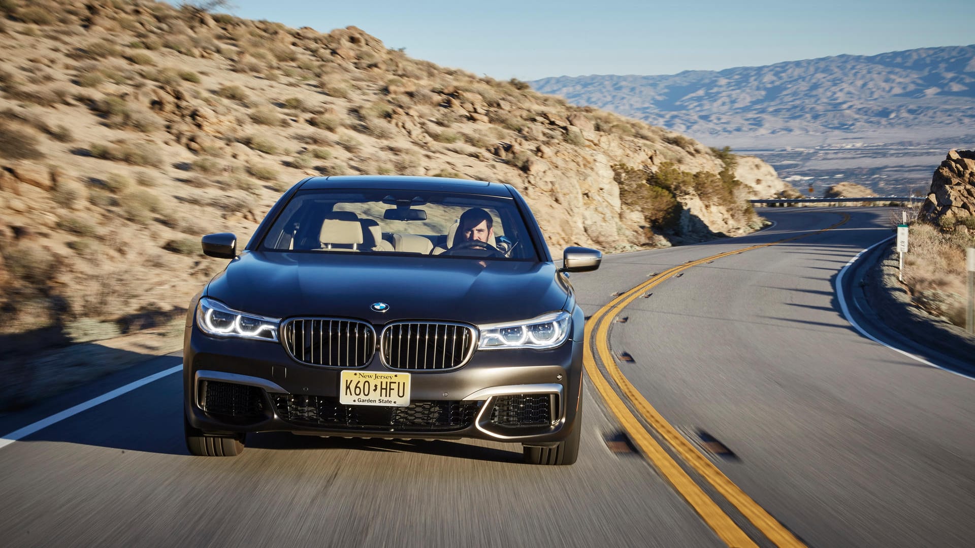 Herausgekommen ist ein rollender Superlativ. Die Zwölfzylinder-Limousine BMW M760Li xDrive markiert das oberste Ende des Produktportfolios. Der 6,6 Liter große Biturbomotor leistet 610 PS.