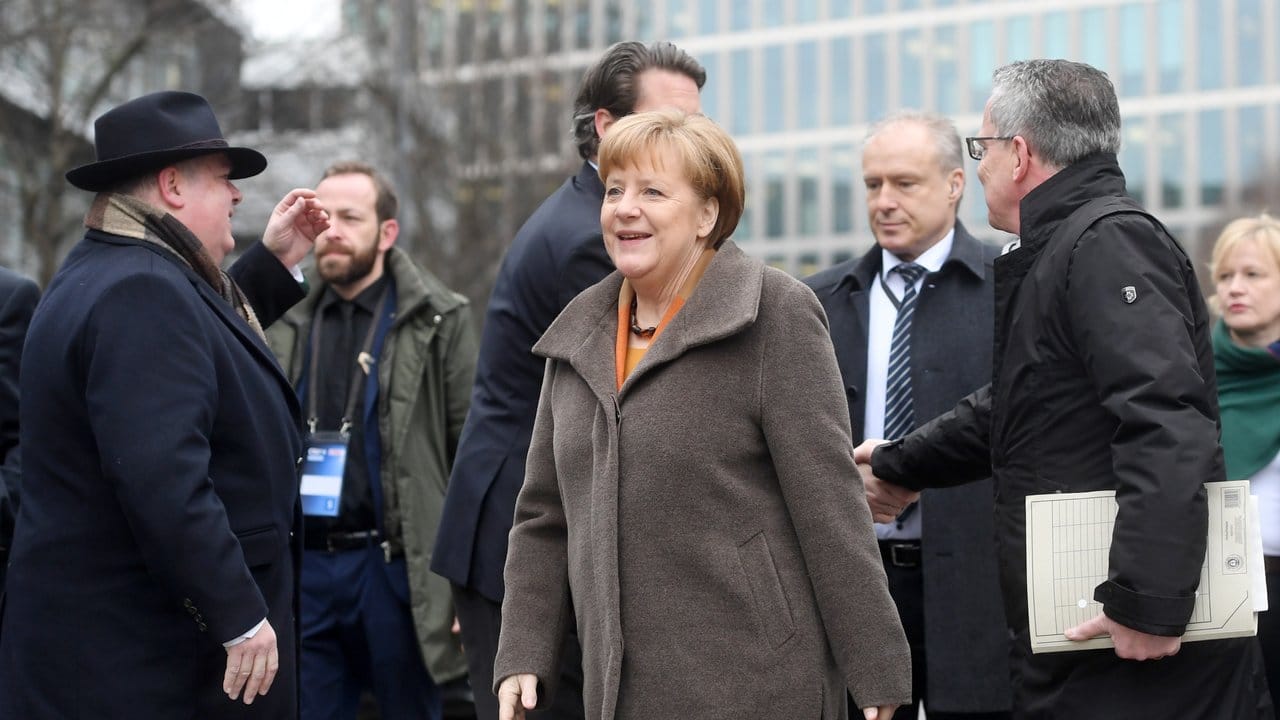 Bundeskanzlerin Angela Merkel auf dem Weg zum Spitzentreffen.