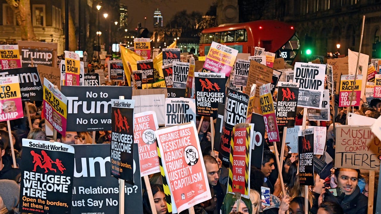 Auch außerhalb der USA versammelten sich Bürger zu Demonstrationen, wie hier in der Downing Street in London (Großbritannien).