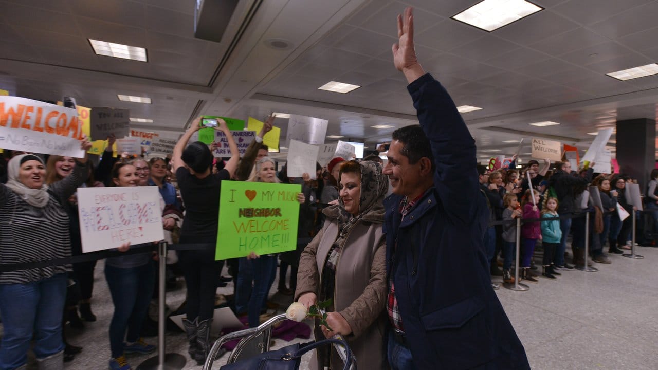 Trotz der Einreisebeschränkungen konnte dieses irakische Paar aus Bagdad am Dulles Airport in Fairfax, Virginia, einreisen.