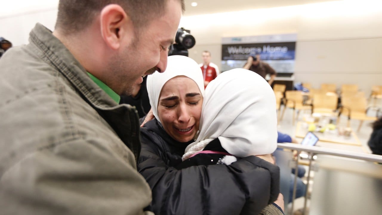 Hisham (l) und Mariam Yasin (M) begrüßten ihre Mutter Najah Alshamieh aus Syrien am Dallas Fort Worth Airport, Texas.