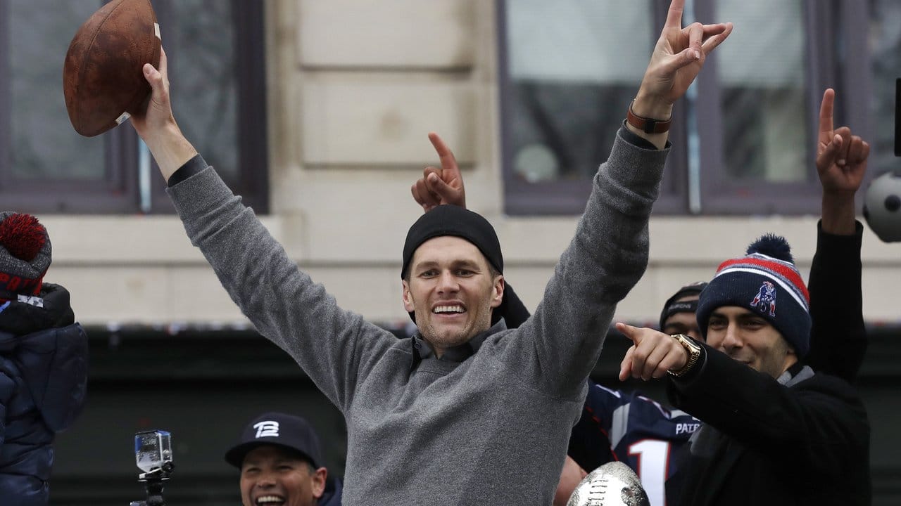 Quarterback Tom Brady lässt sich bei der Parade feiern.